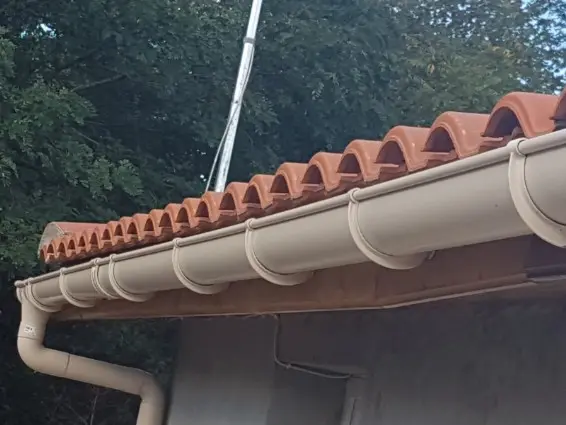 gouttière en pvc couvreur bordeaux 33 gironde